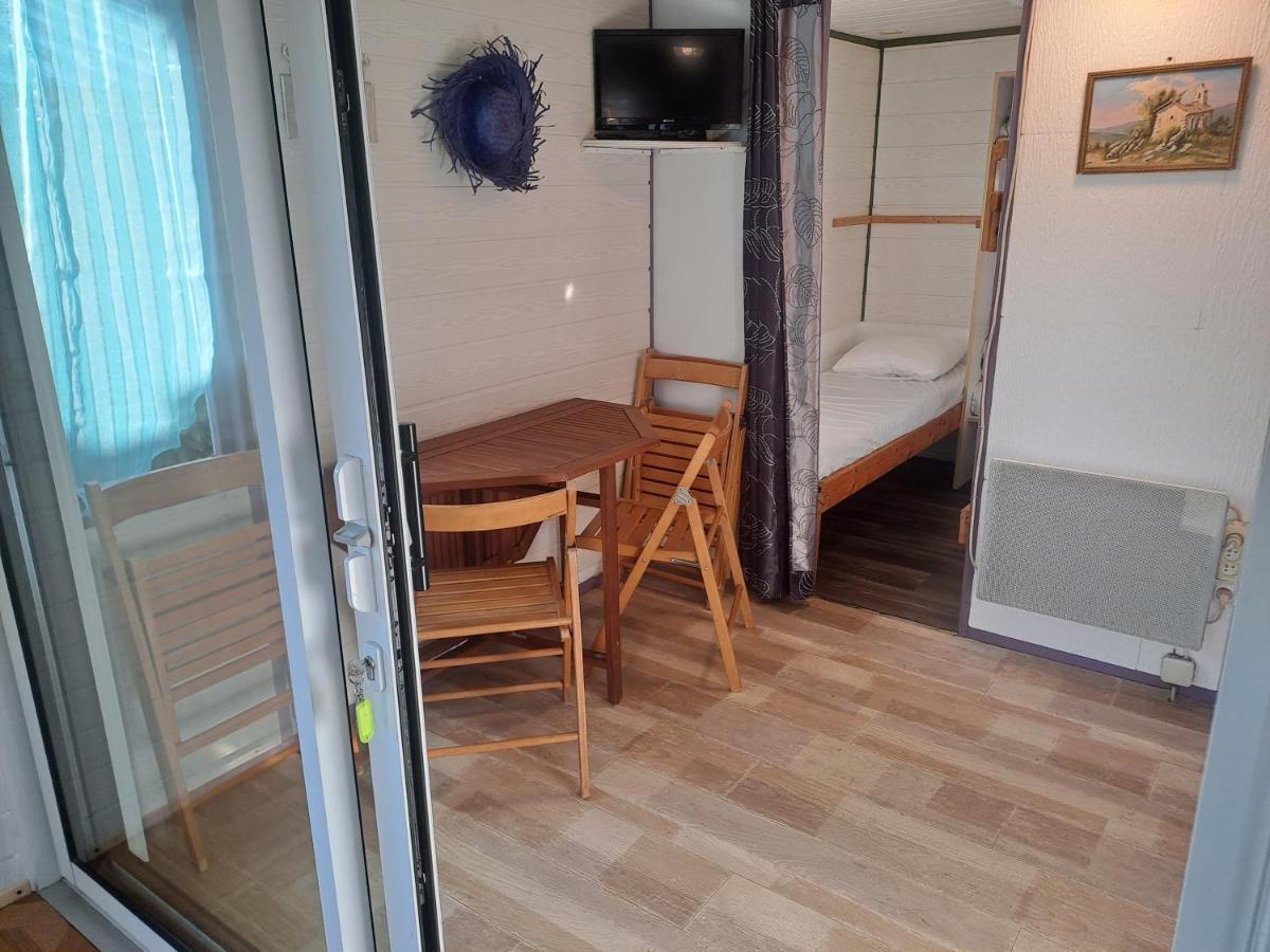 Отель Chalet Pour 5 Personnes Equipe Sur Emplacement Privatif Dans Camping 4 Etoiles Appartenant Et Gere Par Un Particulier Фуа Экстерьер фото