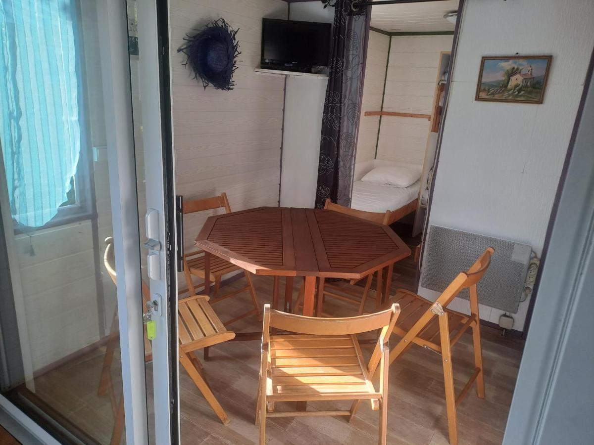 Отель Chalet Pour 5 Personnes Equipe Sur Emplacement Privatif Dans Camping 4 Etoiles Appartenant Et Gere Par Un Particulier Фуа Экстерьер фото
