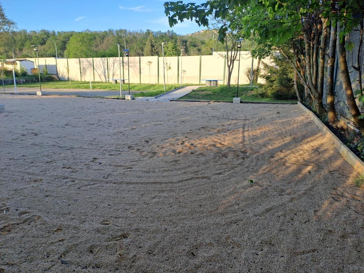 Отель Chalet Pour 5 Personnes Equipe Sur Emplacement Privatif Dans Camping 4 Etoiles Appartenant Et Gere Par Un Particulier Фуа Экстерьер фото
